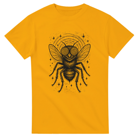 T-shirt med svartvit illustration av fluga med spiralögon och hypnotisk stil på gul bakgrund