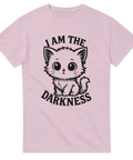Ljusrosa t-shirt med söt tecknad katt och texten "I am the darkness"