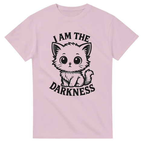 Ljusrosa t-shirt med söt tecknad katt och texten "I am the darkness"