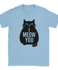 Ljusblå T-shirt Classic med texten "I Meow You" och en grafisk silhuett av en söt, rund katt – perfekt present till kattälskare