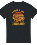 Svart t-shirt med retro solnedgång och bearded dragon samt texten “I Raise a Tiny Dinosaur” – rolig reptiltröja.