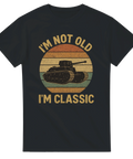 Svart t-shirt med texten “I’m not old, I’m classic” och retrostridsvagn