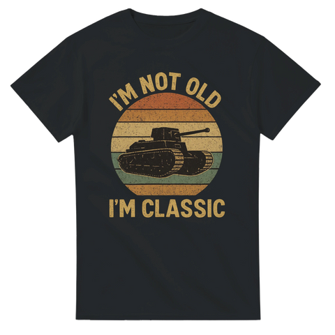 Svart t-shirt med texten “I’m not old, I’m classic” och retrostridsvagn