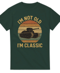 Grön retroinspirerad t-shirt med stridsvagn och texten “I’m not old, I’m classic” – humoristisk tröja för veteraner och nostalgiker.