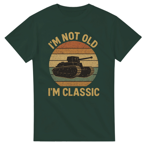 Grön retroinspirerad t-shirt med stridsvagn och texten “I’m not old, I’m classic” – humoristisk tröja för veteraner och nostalgiker.