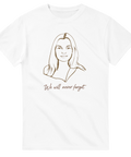 Vit t-shirt med linjetecknat porträtt och texten “We Will Never Forget” – ett minnesmotiv av Iryna Zarutska
