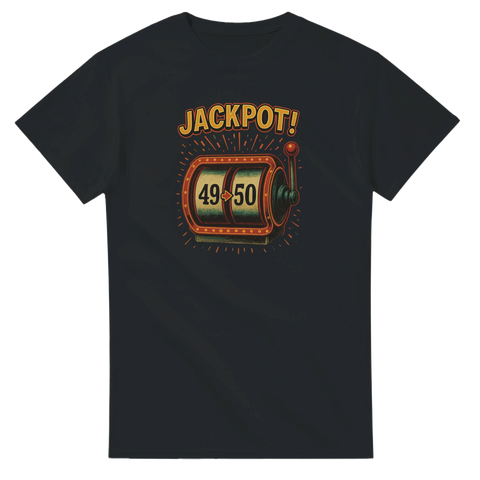 Svart t-shirt med retro slotmaskin och texten “JACKPOT!” där siffrorna rullar från 49 till 50 – perfekt 50-årspresent.