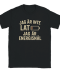 Svart t-shirt med beige text “Jag är inte lat, jag är energisnål” och en ikon av ett nästan tomt batteri – en humoristisk tröja för trötta själar.
