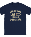 Blå t-shirt med texten “Jag är inte lat, jag är energisnål” och batteri-ikon