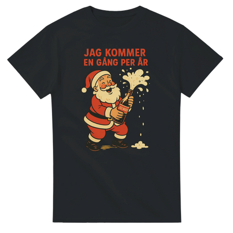 Svart t-shirt med motiv av jultomte som öppnar champagne och texten “Jag kommer en gång per år”