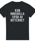 Svart t-shirt med vit text: “Kan innehålla spår av bitterhet” – en ironisk och självdistansig design för dig med syrlig humor