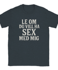 T-shirt i mörk färg med vit text: “Le om du vill ha sex med mig” – en provokativ och humoristisk flirttröja