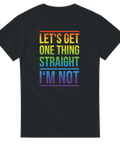Svart t-shirt med regnbågsfärgad text “Let’s Get One Thing Straight – I’m Not” – pride och LGBTQ+ statementtröja.