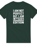Mörkgrön t-shirt med vit text “I Am Not Perfect But I Am Limited Edition” – humoristisk statementtröja.