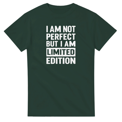 Mörkgrön t-shirt med vit text “I Am Not Perfect But I Am Limited Edition” – humoristisk statementtröja.