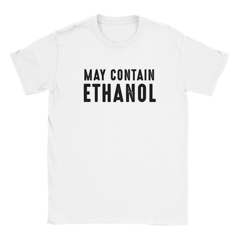 Vit t-shirt med svart text "May Contain Ethanol" – en rolig design för ölälskare, kemister eller festprissar med självdistans