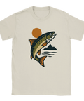 T-shirt med grafisk öring som hoppar framför sol och berg i retrostil för sportfiske och outdoor. 