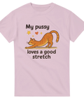 Ljusrosa t-shirt med tecknad katt som sträcker sig och texten "My pussy loves a good stretch"