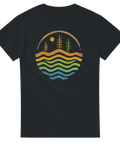 Svart t-shirt med retrodesign av sol, träd och färgade vågor i cirkelmotiv