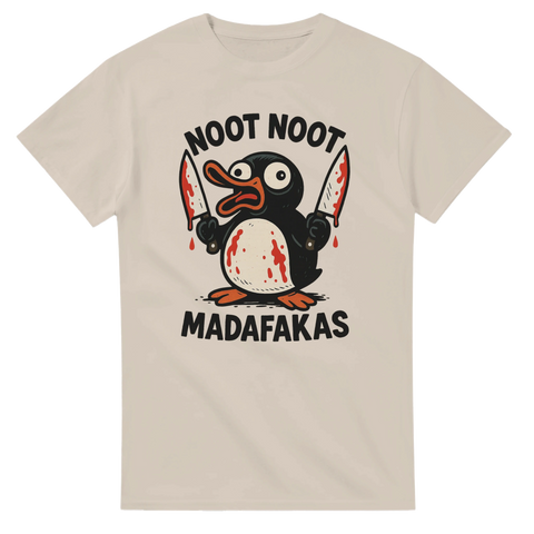 T-shirt med galen pingvin som håller två blodiga knivar och texten "Noot Noot Madafakas"