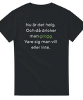 Svart t-shirt med vit text "Nu är det helg. Och då dricker man grogg. Vare sig man vill eller inte."