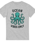 Grå t-shirt med turkos tecknad bläckfisk och texten "Ocean Vibes Only"