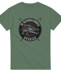 Grön t-shirt med svartvit gäddbadge, text "10-kilosklubben Sverige" och korslagda fiskespön

