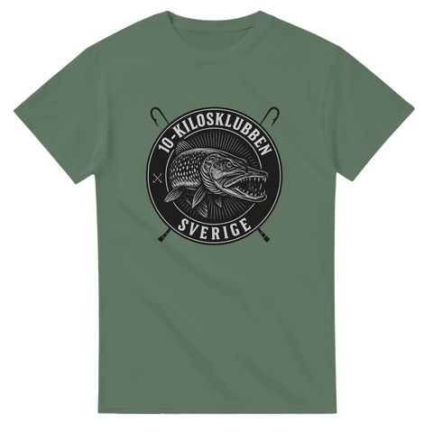Grön t-shirt med svartvit gäddbadge, text "10-kilosklubben Sverige" och korslagda fiskespön


