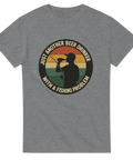 Grå t-shirt med silhuett av man som dricker öl, omgiven av texten "Just Another Beer Drinker With a Fishing Problem" i retrobadge