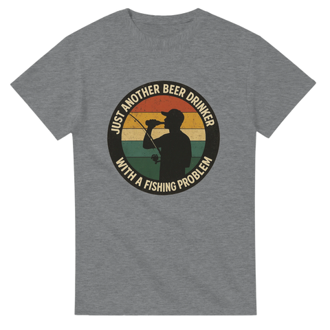 Grå t-shirt med silhuett av man som dricker öl, omgiven av texten "Just Another Beer Drinker With a Fishing Problem" i retrobadge