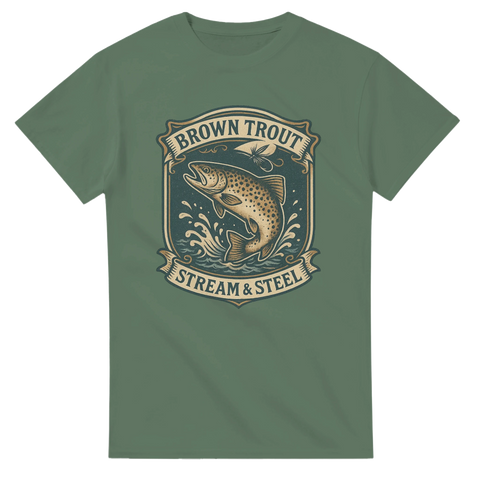 Grön t-shirt med illustration av en bäcköring i badge-stil, texten "Brown Trout – Stream & Steel"