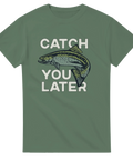Grön t-shirt med tecknad fisk och texten "Catch You Later" i stora bokstäver
