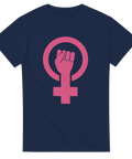 Marinblå t-shirt med rosa feministisk symbol och knuten näve