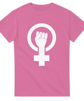 Rosa t-shirt med stor vit feministisk symbol – knuten näve i cirkel med kors