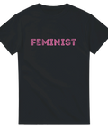 Svart t-shirt med rosa text: "FEMINIST" i handritad stil