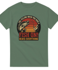 Grön t-shirt med retrodesign av fiskare och huggande fisk, text "The feeling when you have a FISH ON! beats everything"