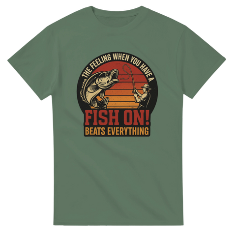 Grön t-shirt med retrodesign av fiskare och huggande fisk, text "The feeling when you have a FISH ON! beats everything"