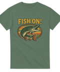 Grön t-shirt med gädda i retro badge-design och texten "Fish On!" i gul vintage-typografi