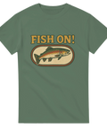 Grön t-shirt med regnbågsöring i retro badge-stil och texten "Fish On!" ovanför