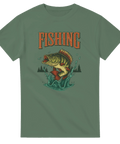 Grön t-shirt med färgglad illustration av fisk som hoppar upp ur vattnet, skog i bakgrunden och stor text "Fishing"