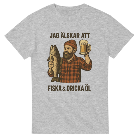 Grå t-shirt med illustration av skäggig man i flanell som håller en fisk i ena handen och en öl i andra, text "Jag älskar att fiska & dricka öl"