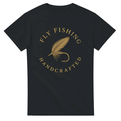 Svart t-shirt med elegant guldfärgad illustration av en fluga och texten "Fly Fishing – Handcrafted"