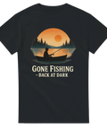 Svart t-shirt med silhuett av fiskare i båt mot solnedgång, text "Gone Fishing – Back at Dark"