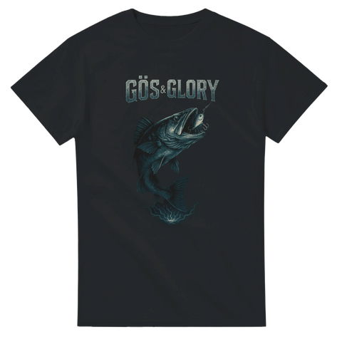 Svart t-shirt med dramatisk illustration av gös i jaktposition och texten "Gös & Glory" i metallisk stil