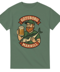 Grön t-shirt med tecknad rödskäggig man som håller i en öl och en makrill, text "Göteborg Makrill" i banderoller