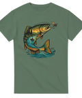 Grön t-shirt med färgstark öring som hoppar mot fluga, med skog och fjäll inbyggda i fisken