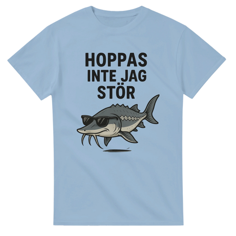 Ljusblå t-shirt med tecknad stör i solglasögon och texten "Hoppas inte jag stör" ovanför