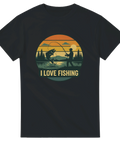 Svart t-shirt med silhuett av fiskare som drillar en stor fisk i solnedgång, med texten "I Love Fishing"