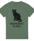 Grön t-shirt med svart silhuett av katt och texten "Independent As Hell" i retrostil