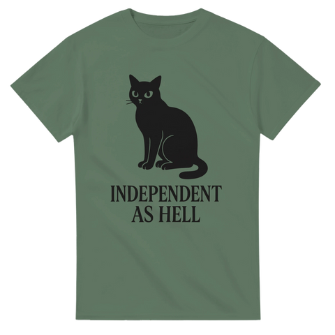 Grön t-shirt med svart silhuett av katt och texten "Independent As Hell" i retrostil